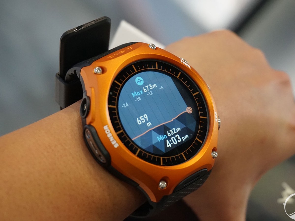 CES 2016 : Prise en main de la Casio WSD-F10 sous Android Wear, du solide