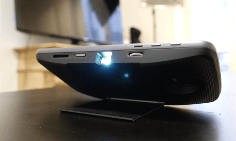 Découvrez le Moto Insta-Share Projector, le picoprojecteur des Moto...