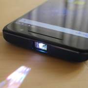 Prise en main du Logicom Volt-R, le smartphone équipé d'un picoprojecteur