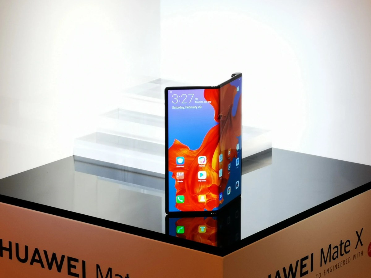 Le Huawei Mate X fourni avec sa housse de papa