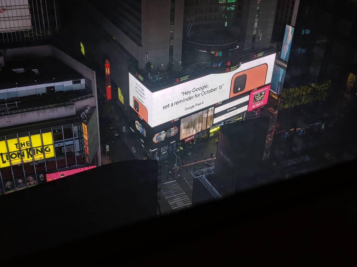 Pixel 4 : Google abandonne toute discrétion et tease un coloris orange en plein Times Square