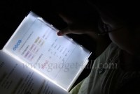 Un panneau électroluminescent pour lire dans le noir
