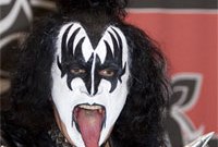 Le bassiste de Kiss promet une lutte sans merci contre les Anonymous
