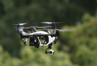 En pleine mission de repérage, un drone se fait attaquer par un essaim de...