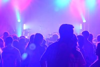 « Baisse le son » : le gouvernement s'inquiète pour nos oreilles et inquiète les salles de concert
