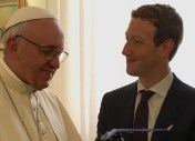 Mark Zuckerberg offre une maquette de drone au pape François