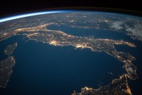 Ce satellite éboueur récupère les déchets spatiaux... avec un harpon