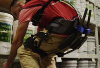 Une entreprise équipe ses salariés d'exosquelettes pour faciliter la manutention