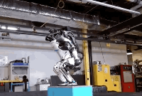 Encore envie de lui donner des coups de pied ? Le robot Atlas sait...