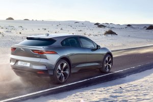 Jaguar estime que lancer une voiture aussi rapide que le Roadster de Tesla est...