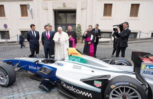 Alléluia : le pape François a béni une Formule E
