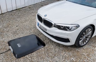 BMW lance son chargeur sans fil pour ses voitures hybrides rechargeables
