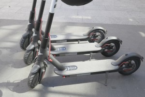 Chargeur de trottinette électrique en libre-service : le nouveau métier de l'ubérisation
