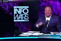 Twitter a finalement banni Alex Jones et montre qu'il ne peut pas rester neutre