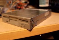Le Floppotron : il reprend de grands thèmes musicaux avec des lecteurs de disquettes