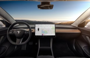 Tesla : l'Autopilote peut désormais prendre en charge un trajet sur autoroute de A...