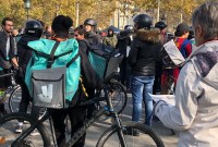 Précarité, chute des revenus... : en colère, les livreurs Deliveroo manifestent à Paris