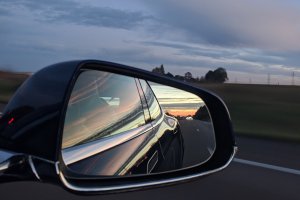 Les Tesla peuvent désormais rabattre automatiquement leurs rétroviseurs pendant les manœuvres
