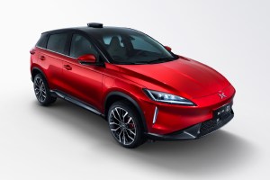 Une start-up chinoise lance un clone du Model X de Tesla à moins de...