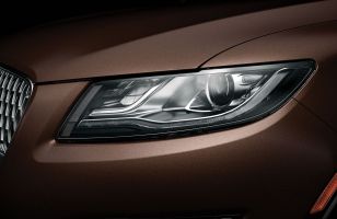 La marque de luxe de Ford préparerait un SUV avec les technologies de Rivian