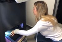 Cette machine à plier les vêtements présentée au CES veut prendre le job de...
