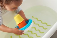 Ikea envoie une version XXL de son bateau jouet pour nettoyer symboliquement la Tamise