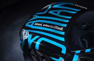 Porsche montre les formes de sa Taycan électrique en tenue camouflage