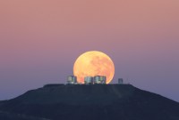 Pourquoi la Lune semble-t-elle plus grosse près de l'horizon ?