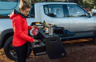 Rivian montre son pickup électrique R1T en configuration camping