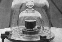 Dès aujourd'hui, le kilogramme n'est plus défini par ce cylindre gardé dans un coffre-fort...
