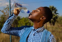 Eau, jus de fruits, thé, café : pendant une canicule, que vaut-il mieux boire...