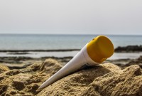 Crème solaire : pourquoi vous ne devriez pas réutiliser votre tube de l'an dernier