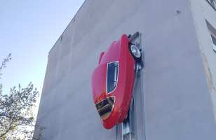 Cette voiture électrique à trois roues peut être garée... sur un mur