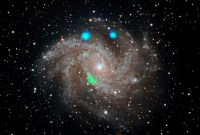 D'où vient cette magnifique trace verte dans la galaxie du feu d'artifice ?