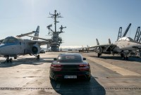 Porsche fait rouler sa Taycan électrique sur un porte-avion : inutile, mais impressionnant
