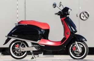 Toujours plus : Kumpan lance un scooter électrique équivalent 125 avec trois batteries amovibles