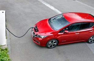 Pour Nissan, la recharge des voitures électriques est trop complexe pour les femmes