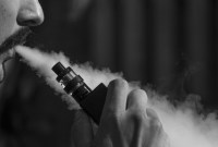 Fumer et vapoter peuvent aggraver les symptômes du Covid-19