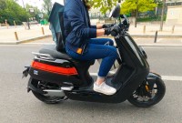 Les scooters et moto électriques peuvent officiellement rouler sur les voies de bus