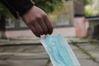 Masques jetés dans la rue : quel impact sur l’environnement ?