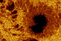 Prendre un peu de recul pour observer les taches solaires n'est pas une idée...