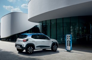 Renault K-ZE : le constructeur français dévoile un petit SUV tout électrique