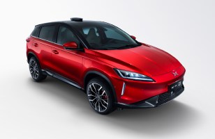Une start-up chinoise lance un clone du Model X de Tesla à moins de...
