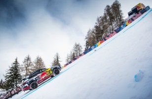 Impressionnant : le SUV électrique d'Audi grimpe une pente enneigée et inclinée à 40...