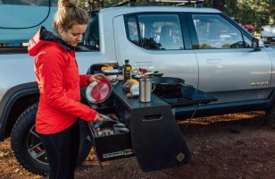 Rivian montre son pickup électrique R1T en configuration camping