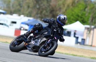 La moto électrique Zero SR/F échoue à battre le record du meilleur temps à...