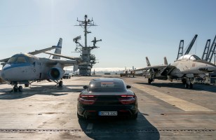 Porsche fait rouler sa Taycan électrique sur un porte-avion : inutile, mais impressionnant