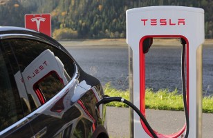 Tesla Superchargeurs : aux Pays-Bas, il est possible de charger n'importe quelle voiture sur...
