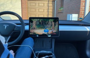 Oui, on peut (presque) finir l'exigeant jeu vidéo Cuphead dans une Tesla
