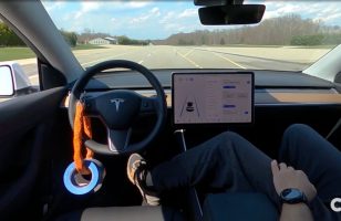 Dangereux, illégal, mais possible : l’Autopilot des Tesla peut être utilisé sans conducteur